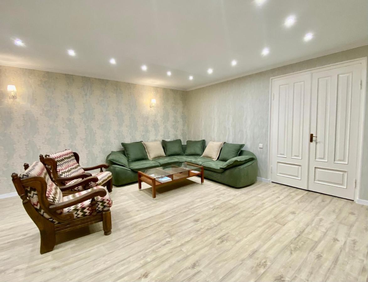 Spacious Dinamo Apartment Tbilisi Buitenkant foto